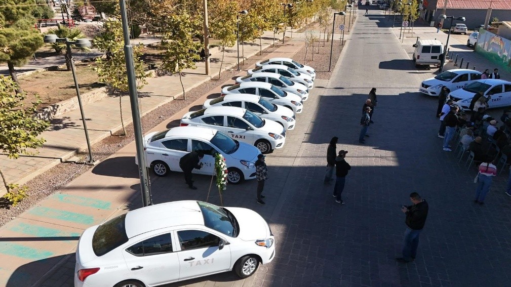 Entrega de taxis fortalece la movilidad en Cananea
