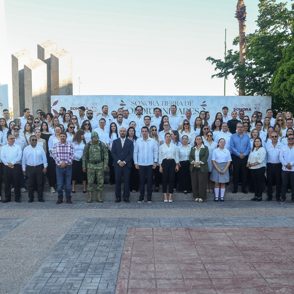 FIDESON rinde honores a la Bandera Nacional.