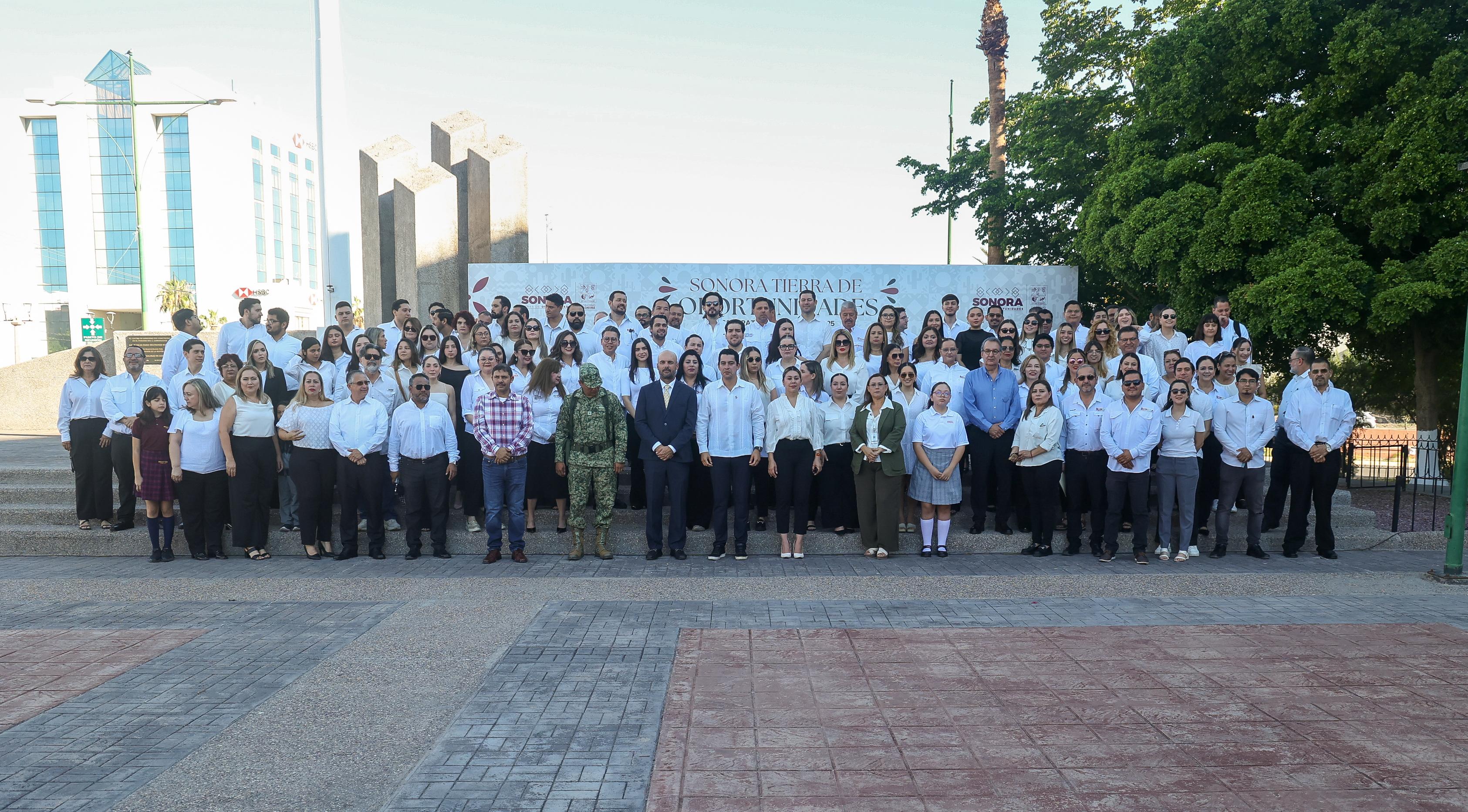 FIDESON rinde honores a la Bandera Nacional.